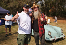 ... der weltberühmte "Urban Outlaw", bürgerlich Magnus Walker – ein unvermeidliches Relikt praktisch aller US-Porsche-Meetings. Indes ist der Rasta-Rocker mit der unfassbaren Porsche-Sammlung für alle Fans stets freundlich und nahbar.