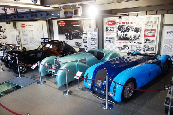 die Rekreationen (von links nach rechts) - Bugatti T57 Atlantic, Bugatti T57 Roadster und Bugatti T 57 Le Mans