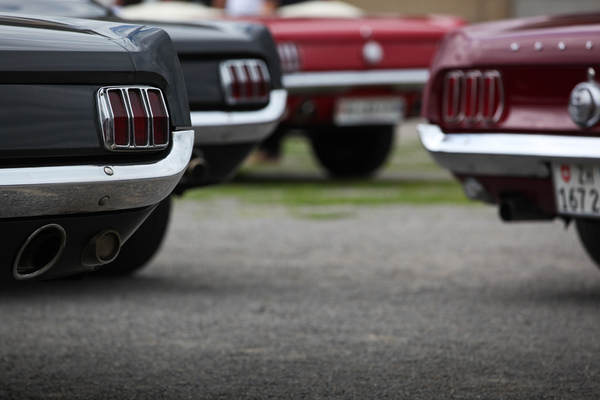die berühmten dreiteiligen Heckleuchten bei den frühen Mustangs - Mustang & Shelby Meeting 2017 in Zug
