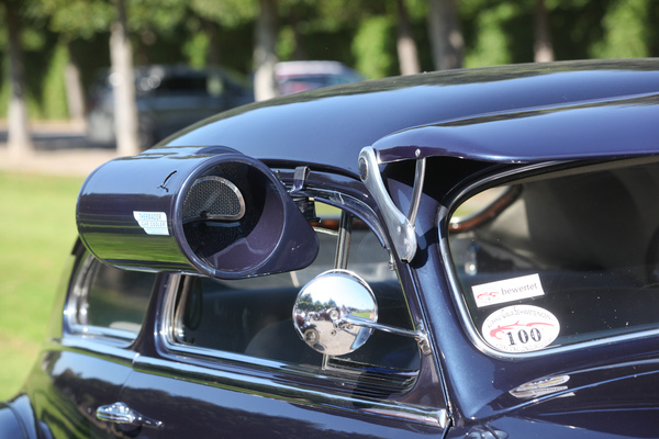 …dies ist ein “Car Cooler”, der mit Fahrwind im Innern Kühlung verschafft.