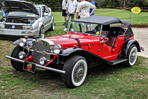 ... dieser VW Käfer, der vom Kitcar-Bauer Gazelle Classic Motor Carriages geschmackvoll zum fast völlig originalen Mercedes-Benz SSK anno 1929 aufgerüstet wurde.