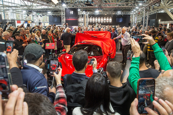 … doch tatsächlich schon Präsentationen von Neuwagen an Klassik-Messen.