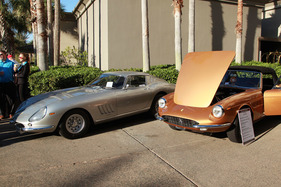 ... dort ein Ferrari 275 GTB und ein 330 GTS.