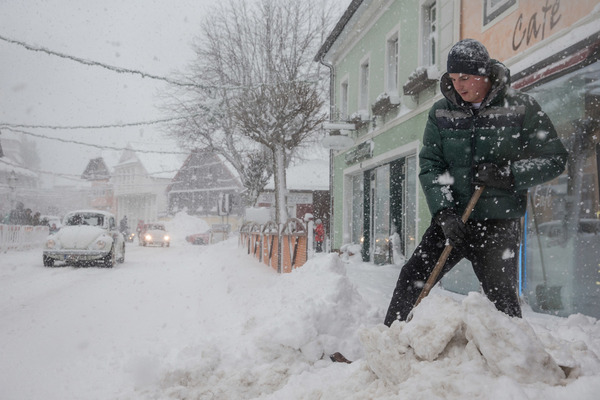 … dort mit leichter Schaufel.