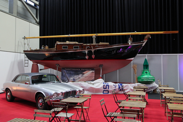 ein Jaguar XJ6C hat sich zwischen die Boote geschmuggelt - Motorworld Classics Berlin 2019