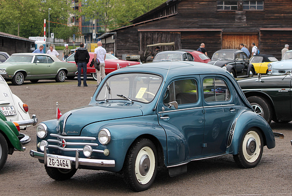 ein Renault 4 CV, der französische Volkswagen, ...