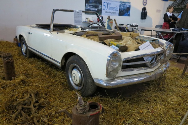 ein als Scheunenfund präsentierter Mercedes Benz 230 SL - an der Messe Epoqu’Auto in Lyon im November 2013