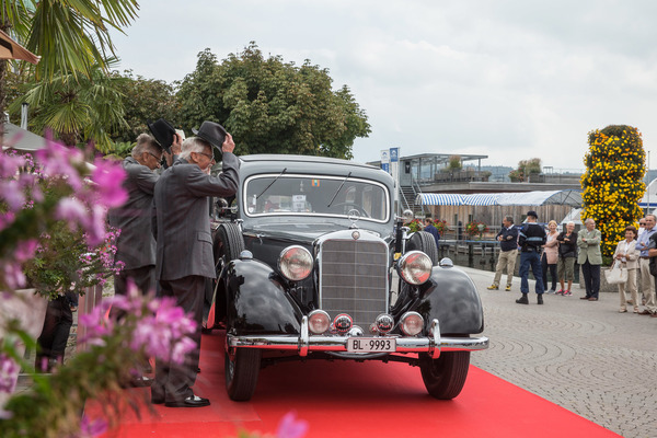 … ein synchroner Gruss mit Hut passte doch sehr gut in die Szenerie am Casino.