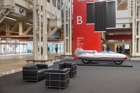 … einen wunderbaren Passepartout für die alte Technik bietet.