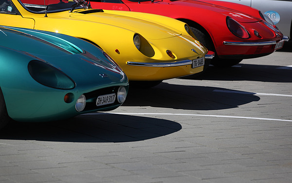 Bild farbenfrohe Welt der Siebziger- bis Neunzigerjahre - ein TVR Griffith und zwei Puma - Impressionen von der Veranstaltung "Fantastic Plastic 2013"