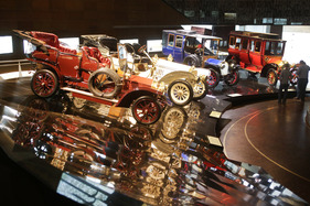 frühe Automobile im Mercedes-Museum in Stuttgart