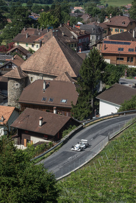 … führt durch die Weinberge …