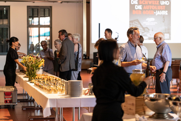 gute Stimmung bei der Vernissage - Emil-Frey-Classics Sonderschau "James Bond, die Schweiz und die Autolust der 60-er-Jahre