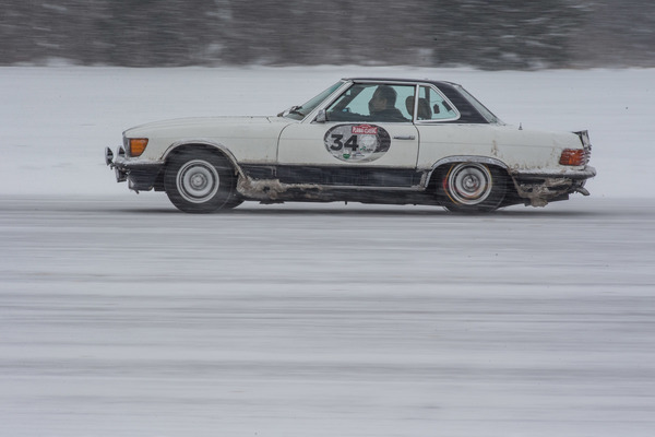… half beim frontlastigen Heckantrieb das Ausbetonieren des Kofferraums.