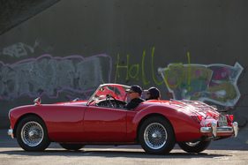 im MG A auf Parkplatzsuche - British Car Meeting 2015 in Mollis