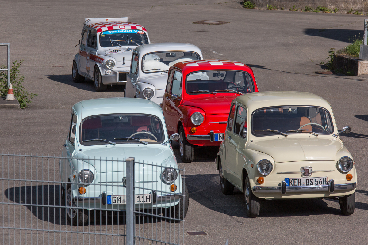 in Reih und Glied - Treffen der Fiat-600-Freunde 2023