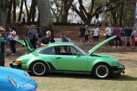 ... ist hier zu sehen. Es ist ein Dreiliter-Turbo von Anfang 1975, somit einer aus der extrem begehrten Ur-Serie, von der bloss 274 Wagen entstanden sind.