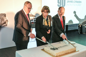 it dem Anschneiden des Kuchens eröffneten Citroën-Geschäftsführer Wolfgang Schlimme, die Kölner Oberbürgermeisterin Henriette Rekers und Henri-Jacques Citroën (von links) die Ausstellung