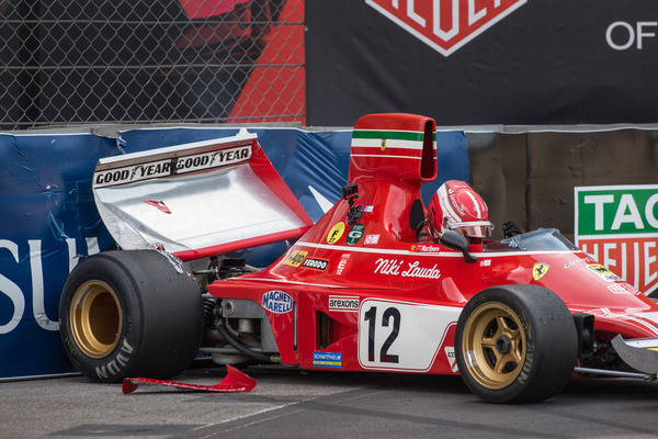 Dumm gelaufen: Charles Leclerc setzte den 1974er Ferrari 312B3 unverschuldet in die Bande.