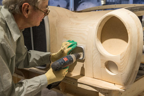 kurz vor der Fertigstellung - Holzmodell eines Alvis TF 21, hergestellt von Werner Haas für die Sonderschau "Meisterwerke des Hermann Graber" im Pantheon Basel