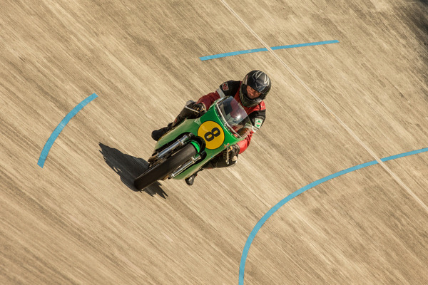 … legten sich die Motorräder wieder mächtig ins Zeug.
