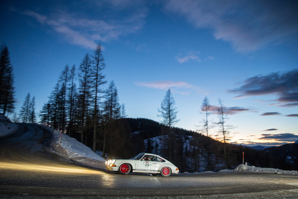 … liefert zu jedem Auto einen passenden Hintergrund.