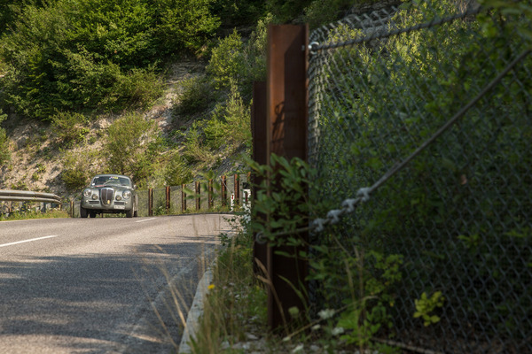 … mit einem "FIA-Schutzzaun" abgesichert.