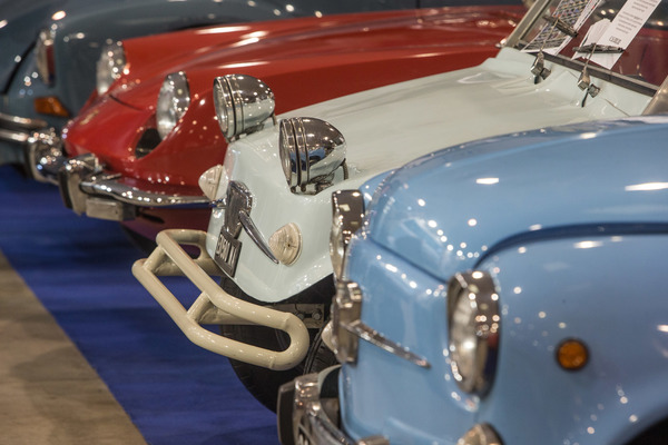 … mit komplett verschiedenen Gesichtern, …