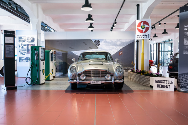 nachgestellte Tankstellenszene aus Goldfinger - Emil-Frey-Classics Sonderschau "James Bond, die Schweiz und die Autolust der 60-er-Jahre
