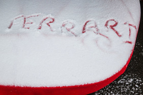 ... oder auch nicht. Denn hier steckt trotz der roten Farbe kein Italiener drunter, sondern ein Ford GT40. ... oder auch nicht. Denn hier steckt trotz der roten Farbe kein Italiener drunter, sondern ein Ford GT40.