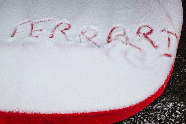 ... oder auch nicht. Denn hier steckt trotz der roten Farbe kein Italiener drunter, sondern ein Ford GT40.