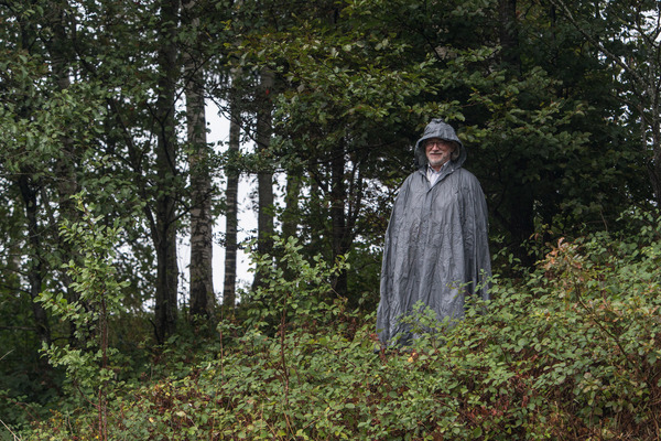 ... oder mit Regenmantel im Wald."