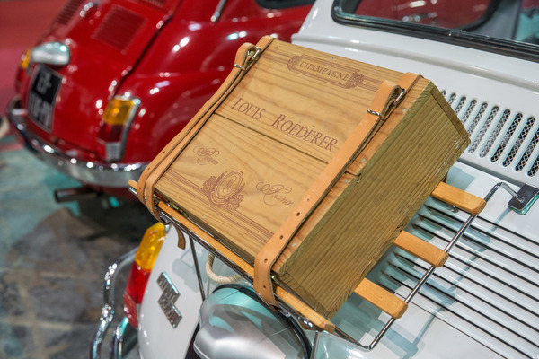 … oder mit einer Kiste Wein ausgerüstet, …