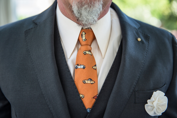 … oder um den Hals des Herrn geschnallt.