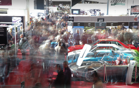 … oftmals sieht man kaum die Stände mehr vor lauter Zuschauer - Rétromobile 2015 … oftmals sieht man kaum die Stände mehr vor lauter Zuschauer - Rétromobile 2015