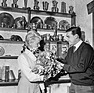 powerslide-Herausgeber Arthur Blank überreicht Ewy Rosqvist Blumen