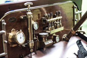 rudimentäres Armaturenbrett - Bremse links - auf dem Schloss Dyck bei der Kronprinz Wilhelm Rasanz Fahrt 2013