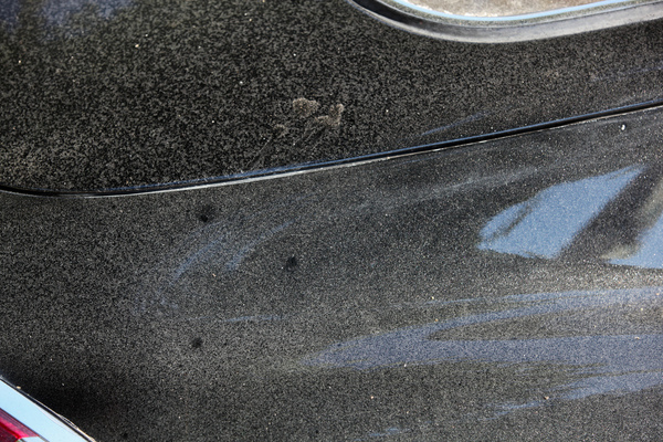 … schon am Samstag hatte sich ein hartnäckiger Belag auf den glänzenden Lack gelegt.