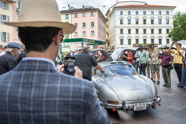 … schon schoss der Benz kreuz und quer, ...