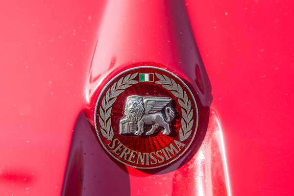 …sein Emblem aus echtem Weissgold hergestellt wurde …