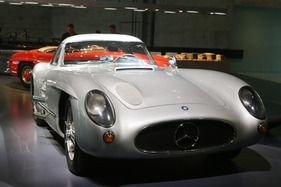 sieht aus wie ein 300 SL, aber unter der Haube wütet der Achtzylinder-Rennwagenmotor -  Mercedes Benz 300 SLR
