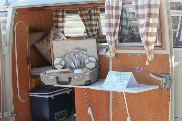 … sinnvollerweise mit der periodengerechten Picknickausrüstung.