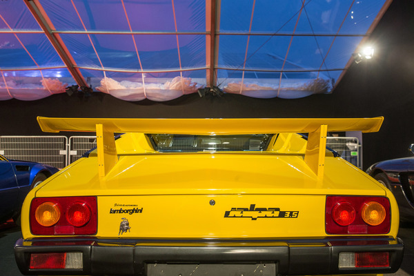 … so muss der Heckflügel des Lamborghini Jalpa als Stütze herhalten.