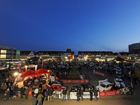 technische Abnahme bei Nacht auf dem Marktplatz von Hanau an der AvD-Histo-Monte 2011