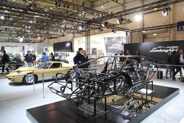 überholt das Chassis von innen nach aussen, ...