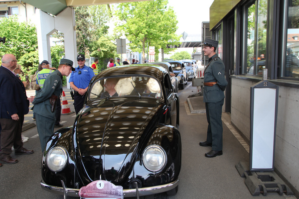 … um dort pflichtgemäss vom Schweizerischen Zoll angehalten zu werden.