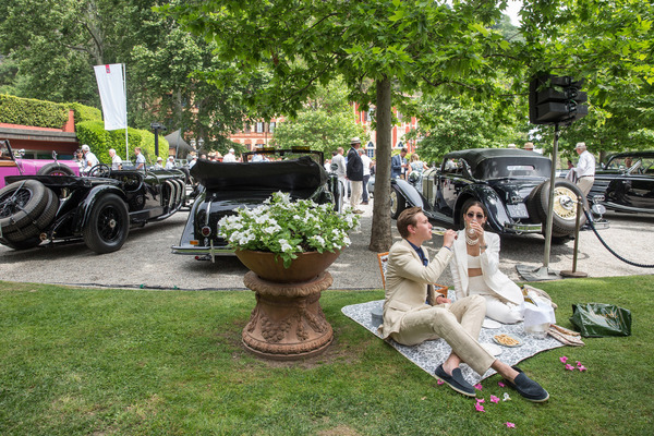 ... und Champagner vor Kompressor-Kulisse