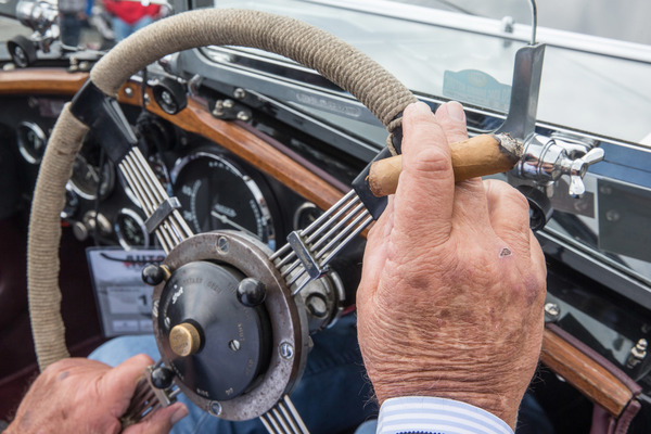 … und Zigarre wurde vor dem roten Teppich in Reih’ und Glied die eigene Vorstellung abgewartet.