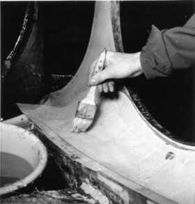 ...und dann mit dem Pinsel mit flüssigem Kunstharz durchtränkt.