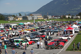 Bild ... und das ist nur die Hälfte - der eine Flügel des Treffens - British Car Meeting in Mollis am 28. August 2016